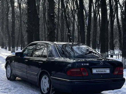 Mercedes-Benz E 280 1996 года за 2 100 000 тг. в Тараз – фото 4