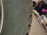 Комплект зимних шин с легкосплавной дисками за 210 000 тг. в Караганда – фото 3