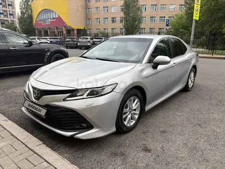 Toyota Camry 2018 года за 10 500 000 тг. в Астана