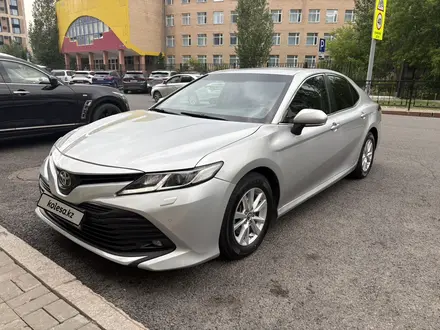 Toyota Camry 2018 года за 10 500 000 тг. в Астана – фото 2