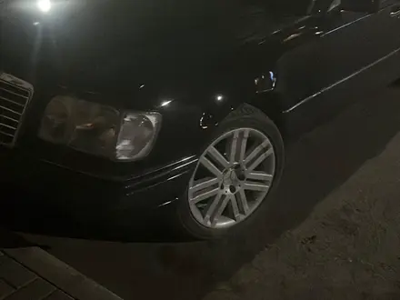 Mercedes-Benz E 320 1995 года за 4 000 000 тг. в Астана – фото 2