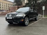 Volkswagen Touareg 2004 года за 5 300 000 тг. в Алматы – фото 2