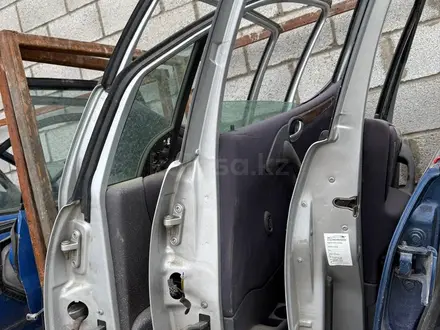 Двери на mercedes a-class, мерседес а-класс за 15 000 тг. в Алматы – фото 2