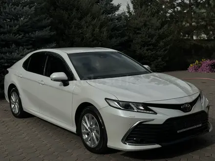 Toyota Camry 2023 года за 17 500 000 тг. в Алматы – фото 2