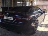 Toyota Camry 2021 года за 14 000 000 тг. в Тараз – фото 2
