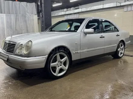 Mercedes-Benz E 320 1999 года за 5 400 000 тг. в Астана – фото 2