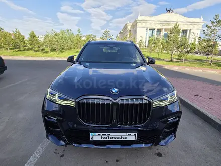 BMW X7 2022 года за 45 000 000 тг. в Астана