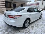 Toyota Camry 2021 годаfor16 000 000 тг. в Актобе – фото 4