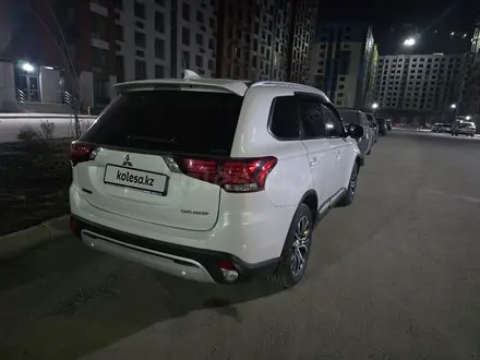 Mitsubishi Outlander 2018 года за 9 800 000 тг. в Алматы – фото 4