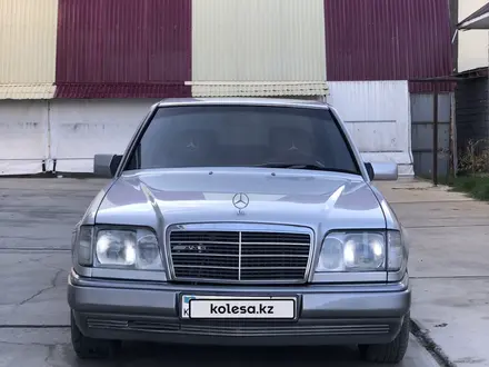 Mercedes-Benz E 220 1994 года за 3 300 000 тг. в Туркестан – фото 2
