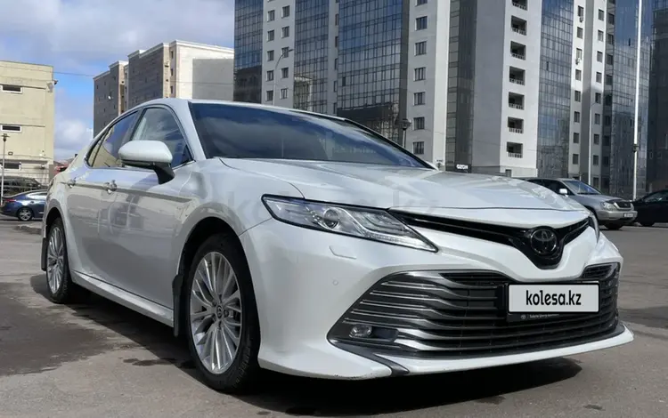 Toyota Camry 2021 года за 16 000 000 тг. в Астана