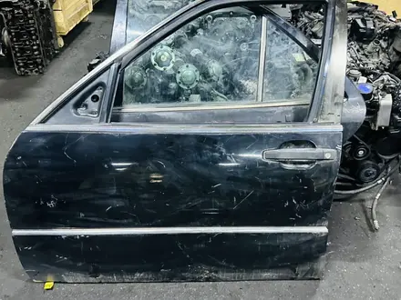 W140 передний левый дверь за 20 000 тг. в Алматы