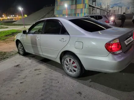 Toyota Camry 2005 года за 5 900 000 тг. в Семей – фото 4