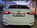 Hyundai Accent 2019 года за 7 000 000 тг. в Атырау – фото 2