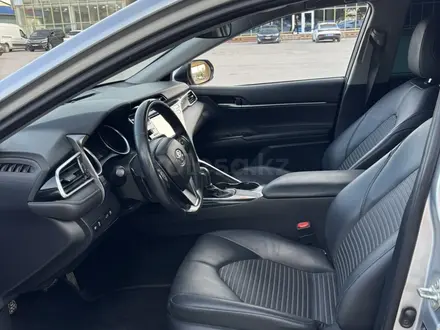 Toyota Camry 2018 года за 8 500 000 тг. в Жанаозен – фото 10