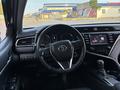 Toyota Camry 2018 года за 8 500 000 тг. в Жанаозен – фото 11