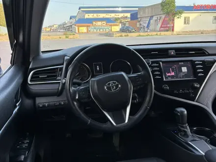 Toyota Camry 2018 года за 8 500 000 тг. в Жанаозен – фото 11