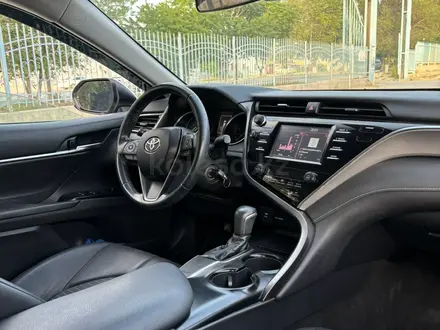 Toyota Camry 2018 года за 8 500 000 тг. в Жанаозен – фото 15