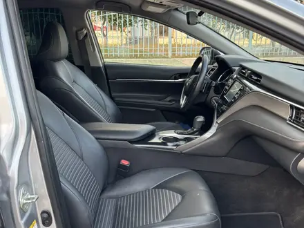 Toyota Camry 2018 года за 8 500 000 тг. в Жанаозен – фото 16