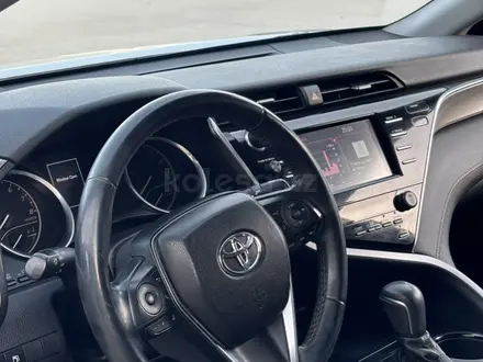 Toyota Camry 2018 года за 8 500 000 тг. в Жанаозен – фото 9