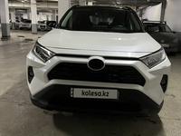 Toyota RAV4 2021 года за 23 000 000 тг. в Астана