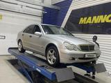 Mercedes-Benz C 180 2001 года за 3 100 000 тг. в Семей – фото 2