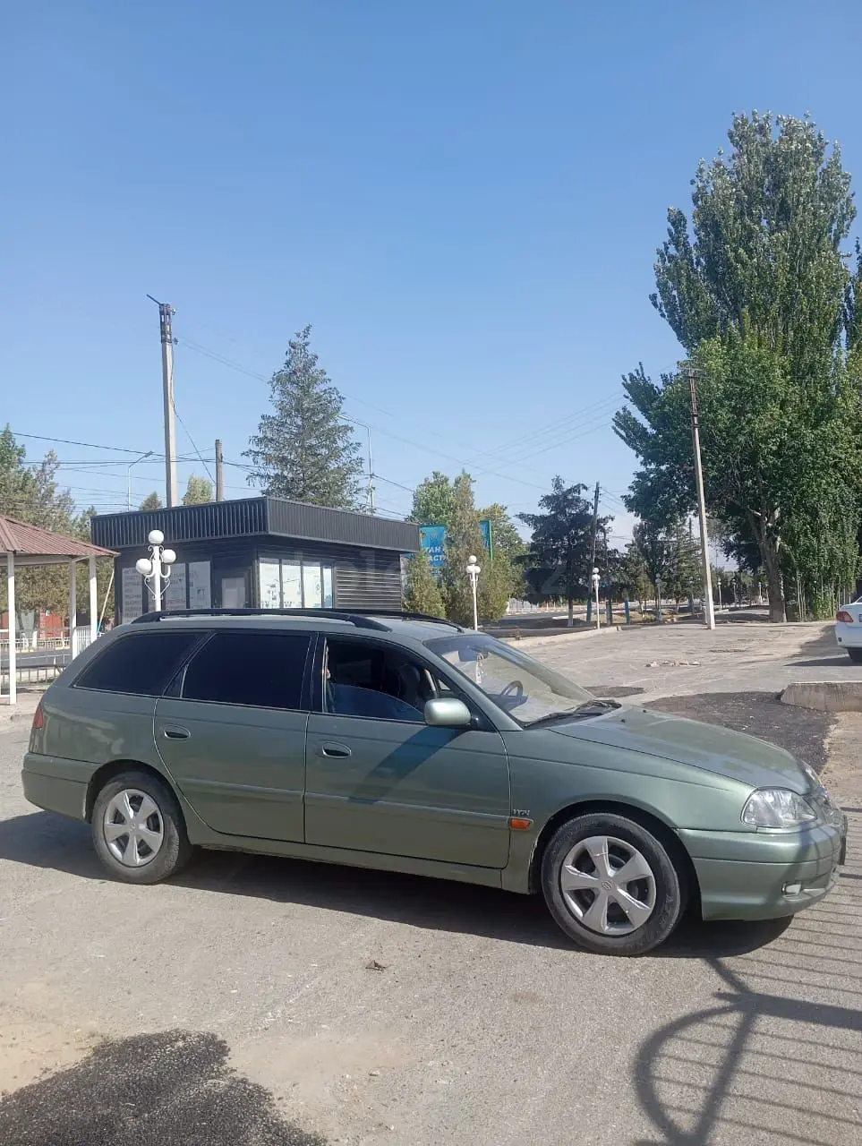 Toyota Avensis, 2001
