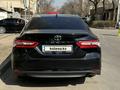 Toyota Camry 2021 года за 15 800 000 тг. в Алматы – фото 2