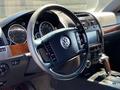 Volkswagen Touareg 2006 годаfor3 650 000 тг. в Атырау – фото 10