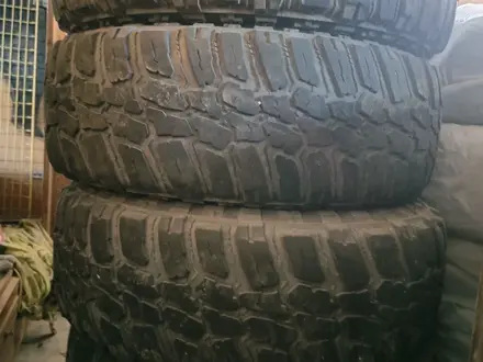 Резина Грязевая LT265/70/R17 за 100 000 тг. в Алматы – фото 4