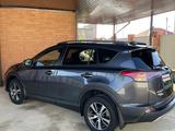 Toyota RAV4 2017 года за 9 000 000 тг. в Атырау