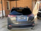Toyota RAV4 2017 года за 9 000 000 тг. в Атырау – фото 2