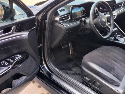Kia K5 2021 года за 9 950 000 тг. в Караганда – фото 8
