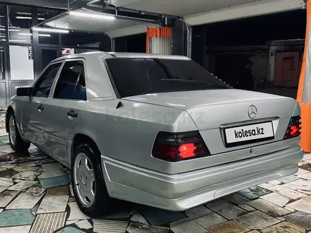 Mercedes-Benz E 220 1993 года за 1 500 000 тг. в Караганда – фото 4