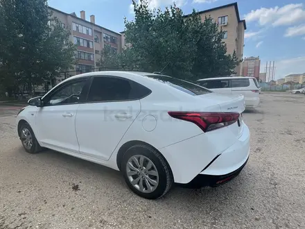 Hyundai Solaris 2021 года за 7 500 000 тг. в Актобе – фото 3