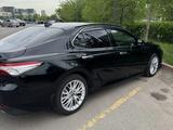 Toyota Camry 2018 года за 13 500 000 тг. в Астана – фото 2