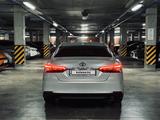 Toyota Camry 2018 года за 14 000 000 тг. в Атырау – фото 5