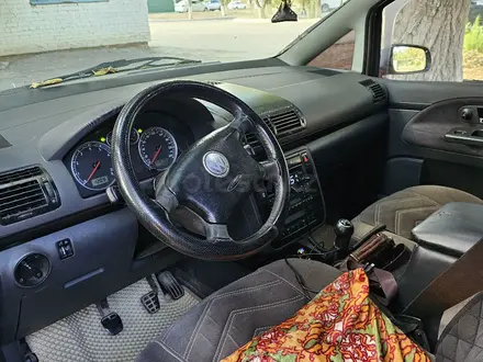 Volkswagen Sharan 2000 года за 3 500 000 тг. в Аксай – фото 2