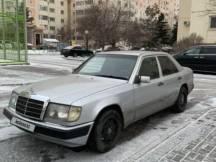 Mercedes-Benz E 220 1993 года за 2 100 000 тг. в Астана – фото 2