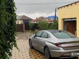 Hyundai Sonata 2022 года за 12 500 000 тг. в Атырау – фото 2