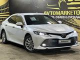 Toyota Camry 2019 года за 14 250 000 тг. в Актобе – фото 3