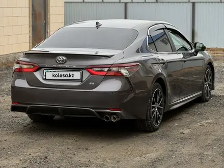 Toyota Camry 2021 года за 11 950 000 тг. в Атырау