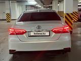 Toyota Camry 2019 года за 11 300 000 тг. в Актобе – фото 2