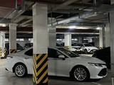 Toyota Camry 2019 года за 11 300 000 тг. в Актобе – фото 3