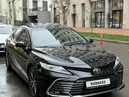 Toyota Camry 2021 года за 25 500 000 тг. в Алматы – фото 2
