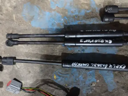 Торсионы капота багажника амортизаторы на Ауди Audi A4 A6 A7 A8 Passat B6 7 за 5 000 тг. в Алматы – фото 12