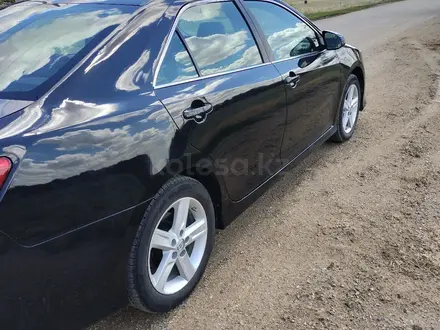 Toyota Camry 2014 года за 6 300 000 тг. в Актобе – фото 2