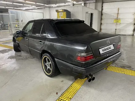 Mercedes-Benz E 320 1993 года за 2 250 000 тг. в Караганда – фото 8