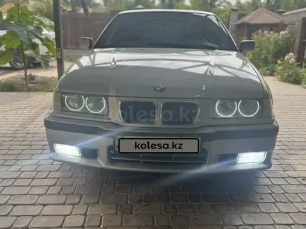 BMW 320 1998 года за 3 000 000 тг. в Алматы