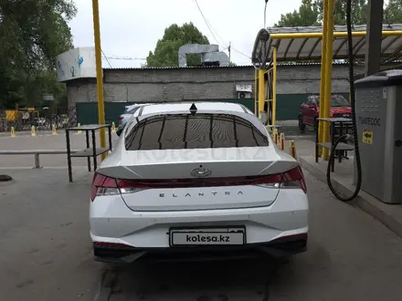 Hyundai Elantra 2022 года за 7 400 000 тг. в Алматы – фото 2